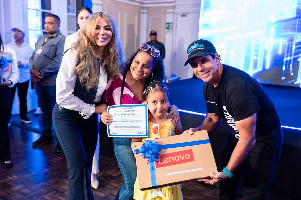 Si nuestras mujeres salen adelante, Barranquilla también sale adelante!: alcalde char durante entrega de nuevos computadores a beneficiarias de Becas para la Vida