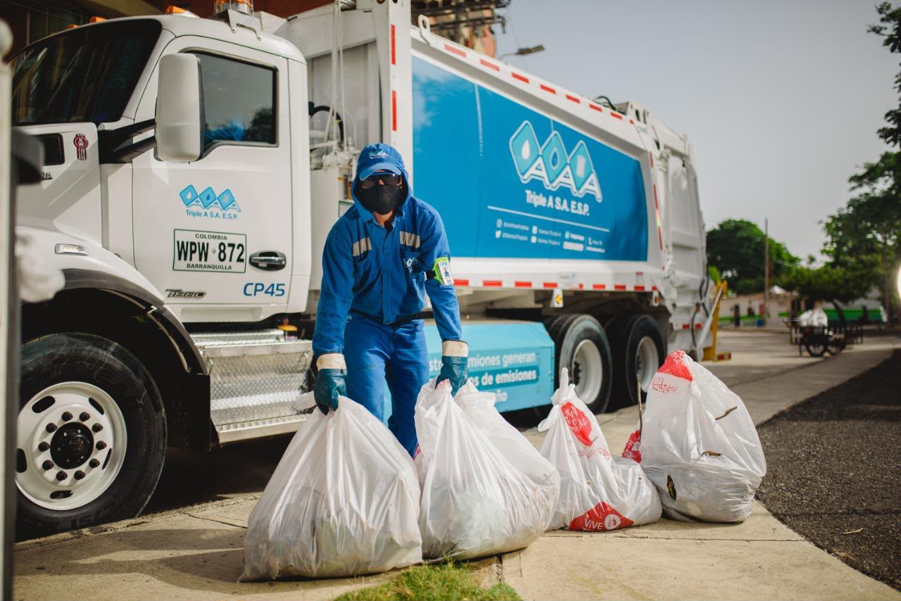 Bolsas de basura mal ubicadas pueden terminar en canales, rejillas y sumideros durante las lluvias, advierte Triple A